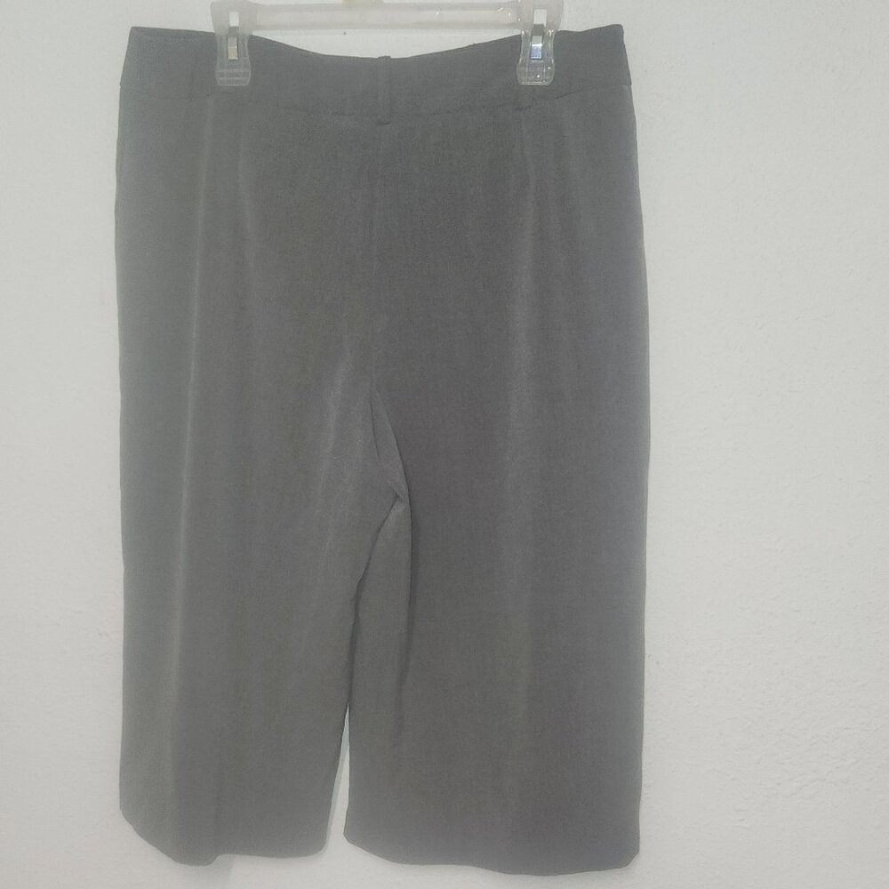 East 5th Ladie's cropped Gray dress shorts in size 14/ 34" Waist